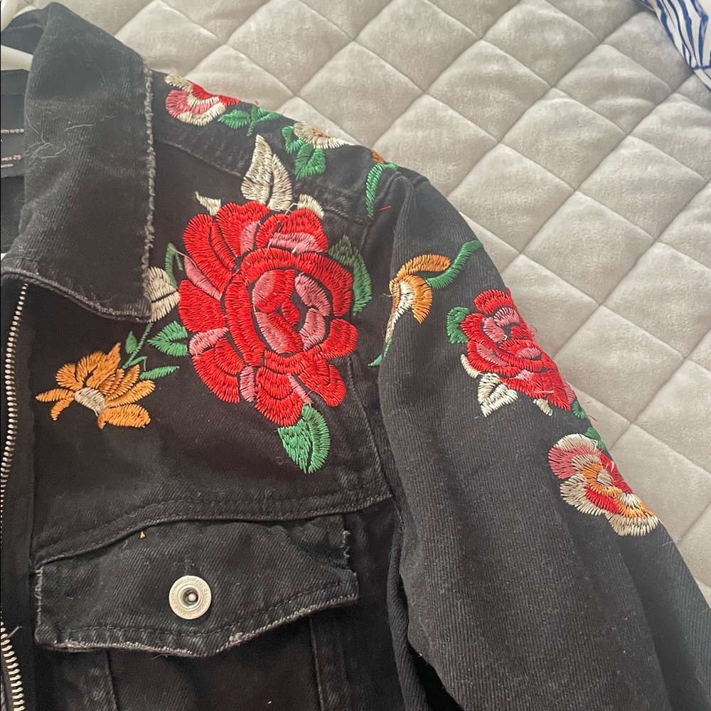 Zara Black Denim Jacket with Red Floral Embroidery Western concert vibes - Picture 4 of 8